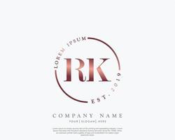 första rk feminin logotyp skönhet monogram och elegant logotyp design, handstil logotyp av första signatur, bröllop, mode, blommig och botanisk med kreativ mall vektor