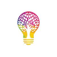 abstrakte Birnenlampe mit Baumlogodesign. Natur Idee Innovation Symbol. Ökologie, Wachstum, Entwicklungskonzept. vektor