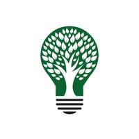 abstrakte Birnenlampe mit Baumlogodesign. Natur Idee Innovation Symbol. Ökologie, Wachstum, Entwicklungskonzept. vektor