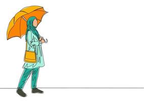 enda kontinuerlig linje teckning av ung söt muslim med arabicum slöja bärande paraply och ficka väska. skön asiatisk kvinna i trendig hijab mode begrepp ett linje dra design vektor illustration