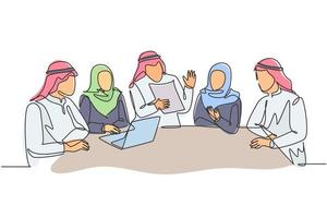 Eine durchgehende Strichzeichnung eines jungen muslimischen Geschäftsmannes und einer Geschäftsfrau, die gemeinsam ein Geschäftsprojekt besprechen. islamische Kleidung Kandura, Schal, Hijab. Einzeilige Zeichnungsdesign-Vektorillustration vektor