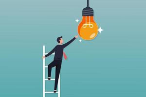 Innovation Idee zu Fahrt Erfolg, Geschäft innovativ Lösung zu leisten ein Ziel, Geschäftsmann steigen oben Leiter zu erreichen die Glühbirne Symbol