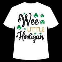wee liten ligist st. Patricks dag skjorta skriva ut mall, tur- behag, irländska, alla har en liten tur typografi design vektor