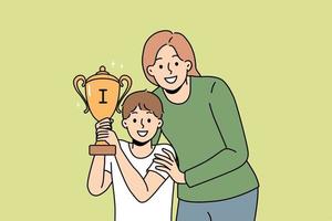 leende ung mor kram liten son innehav gyllene trofén fira vinna i konkurrens eller tävling. Lycklig mamma omfamning barn med pris. vinnare och Framgång. vektor illustration.