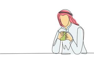 enda kontinuerlig linjeteckning ung arabisk man sitter och håller en kopp kaffe i ena handen. njut av morgonen innan jobbet på kontoret. framgångsperson. en rad rita grafisk design vektorillustration vektor