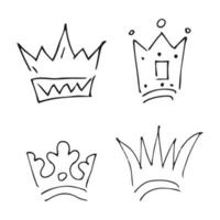 hand dragen kronor. uppsättning av fyra enkel graffiti skiss drottning eller kung kronor. kunglig kejserlig kröning och monark symboler vektor