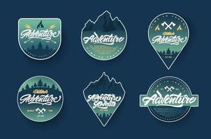 Adventure Schriftzug Set Logos oder Embleme mit Farbverlauf. Vintage Logo mit Bergen, Lagerfeuer und Pfeile. vektor