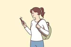 leende flicka studerande med ryggsäck använder sig av modern smartphone kommunicerar uppkopplad. Lycklig kvinna med mobiltelefon bläddring social nät på grej. platt vektor illustration.