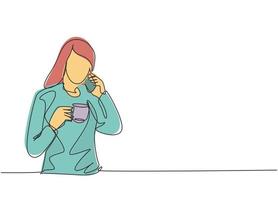 en enda radritning av ung kvinnlig kontorsanställd som ringer sin arbetspartner medan hon håller en kopp kaffedryck. dricka te koncept kontinuerlig linje rita grafisk design vektor illustration