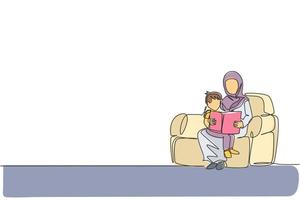 kontinuerlig enradsteckning av ung arabisk mamma som läser en berättelse för sin son på soffan. lyckligt islamiskt muslimskt föräldraskap familjekoncept. dynamisk enkel rad grafisk rita design vektor illustration