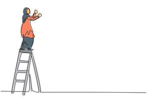 kontinuerlig en linje ritning av ung arabisk kvinnlig arbetare klättra stegen för att fixa taket hus. framgång affärschef minimalistisk koncept. trendig enkel linje rita design vektor grafisk illustration