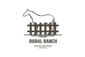 årgång stående häst med staket logotyp för landsbygden lantlig ranch vektor