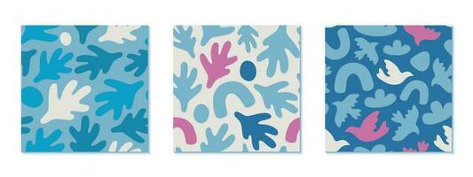 uppsättning av tre sömlös mönster med abstrakt former i blå och rosa färger. hand dragen olika natur former. Bra för tyg, omslag papper och täcker. vektor