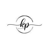första kp feminin logotyp samlingar mall. handstil logotyp av första signatur, bröllop, mode, smycken, boutique, blommig och botanisk med kreativ mall för några företag eller företag. vektor