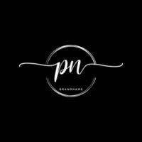 första pn feminin logotyp samlingar mall. handstil logotyp av första signatur, bröllop, mode, smycken, boutique, blommig och botanisk med kreativ mall för några företag eller företag. vektor
