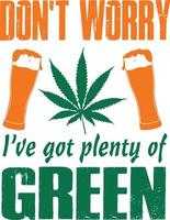 inte oroa jag har fick massor av grön. marijuana Citat design med ogräs blad och öl glas. st patrick dag t-shirt design. vektor