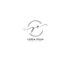 första brev yo feminin logotyp skönhet monogram och elegant logotyp design, handstil logotyp av första signatur, bröllop, mode, blommig och botanisk med kreativ mall vektor