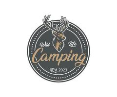 Jahrgang Camping und draussen Abenteuer Embleme, Logos und Abzeichen mit Hirsch vektor