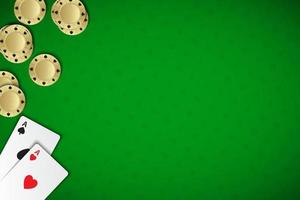 vektor poker bakgrund med spelkort och marker på grön kasinobakgrund. modern poker widescreen tapet