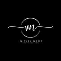 första vn feminin logotyp samlingar mall. handstil logotyp av första signatur, bröllop, mode, smycken, boutique, blommig och botanisk med kreativ mall för några företag eller företag. vektor