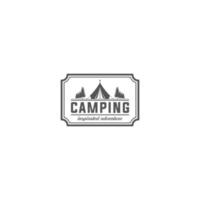 campinglogotyp med en tältillustration mitt i träden vektor