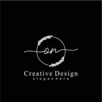 första på skönhet monogram och elegant logotyp design, handstil logotyp av första signatur, bröllop, mode, blommig och botanisk logotyp begrepp design. vektor