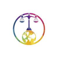 logokonzept des internationalen tribunals und des obersten gerichtshofs. Skalen auf Globus-Icon-Design. vektor