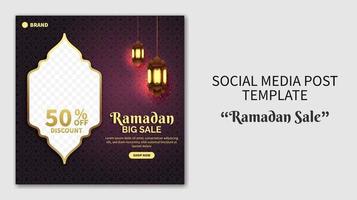 realistisk ramadan försäljning sociala medier post mall. webb marknadsföring banner. flygblad designkoncept för gratulationskort, kupong, sociala medier postmall för islamisk händelse vektor