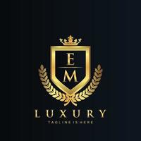 em Brief Initiale mit königlich Luxus Logo Vorlage vektor