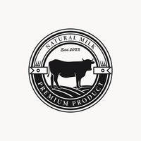 natürlich Milch Logo Vorlage mit Silhouette Kuh Tier Charakter. vektor