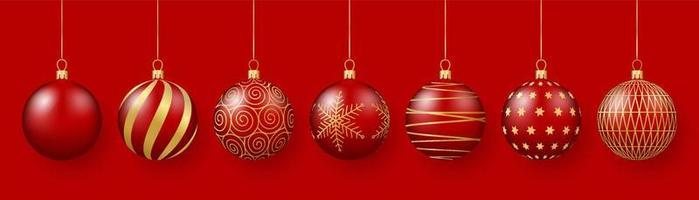 Weihnachten und Neu Jahr Dekoration. rot Glas Bälle mit Gold Ornamente. 3d realistisch Vektor Illustration.