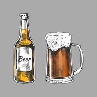 handgemalt skizzieren von Bier Becher und Bier Flasche isoliert auf Weiß Hintergrund. Vektor Jahrgang graviert Illustration.