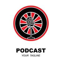 Podcast oder Radio Logo Design mit Mikrofon und Kopfhörer Symbol mit Slogan Vorlage vektor