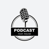 podcast eller radio logotyp design använder sig av mikrofon och hörlurar ikon med slogan mall vektor