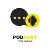 podcast eller radio logotyp design använder sig av mikrofon och hörlurar ikon med slogan mall vektor