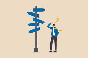 Geschäftsentscheidung, Karriereweg, Arbeitsrichtung oder den richtigen Weg zum Erfolgskonzept wählen, Geschäftsmann verwirren, der mehrere Verkehrszeichen mit Fragezeichen betrachtet und überlegt, welchen Weg er gehen soll. vektor