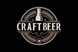 Jahrgang retro runden Kunst Bier brauen Brauerei Flasche mit Weizen Korn oder Lorbeer Blatt Abzeichen Emblem Etikette Logo Design vektor
