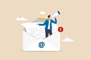 E-Mail-Marketing, crm, Abonnement im Web und Versenden eines E-Mail-Newsletters für ein Rabatt- oder Werbeinformationskonzept, Geschäftsmann, der im E-Mail-Umschlag steht und Werbung durch Megaphon ankündigt.