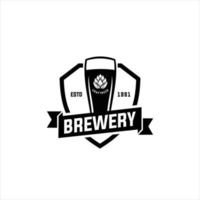Brauerei Hand geschrieben Beschriftung Logo, Etikett, Abzeichen Vorlage mit Hopfen zum Bier Haus, Bar, Kneipe, brauen Unternehmen, Taverne, Wein Whiskey Markt vektor
