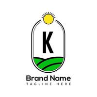 Landwirtschaft Vorlage auf k Brief. Ackerland Logo, Agro Bauernhof, Öko Bauernhof Logo Design mit Sonne Symbol Konzept vektor