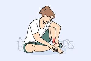ungesund Frau sitzen auf Fußboden im Fitnessstudio berühren verletzt Knöchel. nicht wohl Mädchen leiden von Trauma oder Verletzung ausüben oder tun Sport. Vektor Illustration.