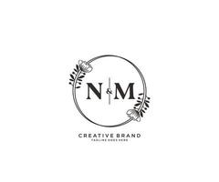 Initiale nm Briefe Hand gezeichnet feminin und Blumen- botanisch Logo geeignet zum Spa Salon Haut Haar Schönheit Boutique und kosmetisch Unternehmen. vektor