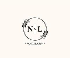 Initiale nl Briefe Hand gezeichnet feminin und Blumen- botanisch Logo geeignet zum Spa Salon Haut Haar Schönheit Boutique und kosmetisch Unternehmen. vektor
