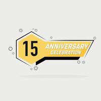 15 år årsdag logotyp vektor design med gul geometrisk form med grå bakgrund