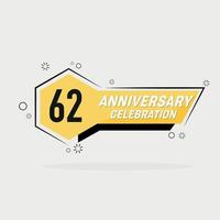 62 år årsdag logotyp vektor design med gul geometrisk form med grå bakgrund