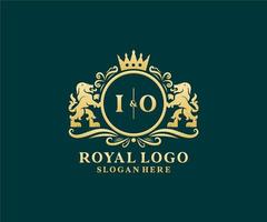 Initial io Letter Lion Royal Luxury Logo Vorlage in Vektorgrafiken für Restaurant, Lizenzgebühren, Boutique, Café, Hotel, Heraldik, Schmuck, Mode und andere Vektorillustrationen. vektor