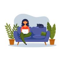 Mädchen mit Laptop sitzt auf der Couch. Konzeptillustration für freiberufliches Arbeiten, Studieren, Online-Bildung, Online-Shopping, Arbeiten von zu Hause aus. Vektorillustration im flachen Karikaturstil. vektor