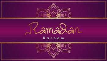 schöne lila und goldene arabische Kalligraphie Ramadan Kareem Text und dekorative Muster Design Hintergrund. Vektorillustration vektor
