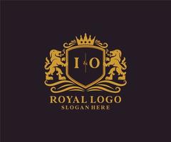 första io brev lejon kunglig lyx logotyp mall i vektor konst för restaurang, kungligheter, boutique, Kafé, hotell, heraldisk, Smycken, mode och Övrig vektor illustration.