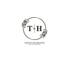 Initiale th Briefe Hand gezeichnet feminin und Blumen- botanisch Logo geeignet zum Spa Salon Haut Haar Schönheit Boutique und kosmetisch Unternehmen. vektor